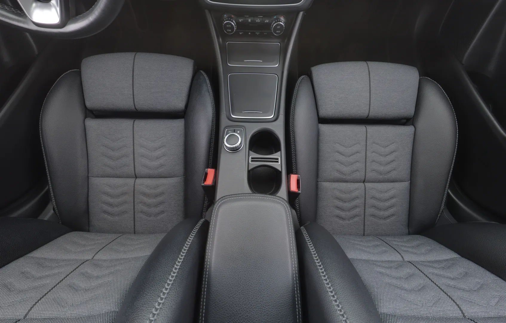 MERCEDES-BENZ GLA YLA-232 carousel image