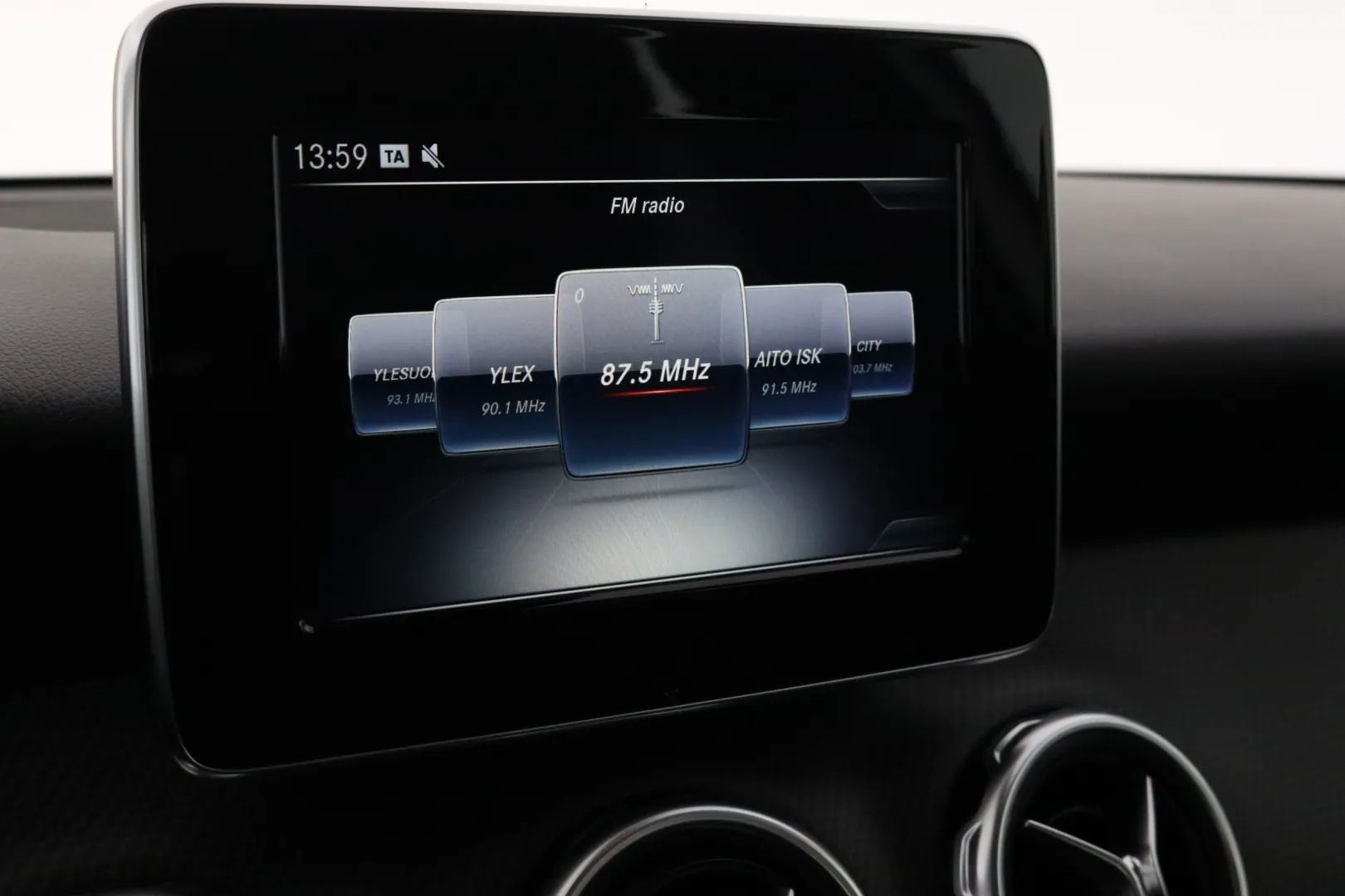 MERCEDES-BENZ GLA YLA-232 carousel image