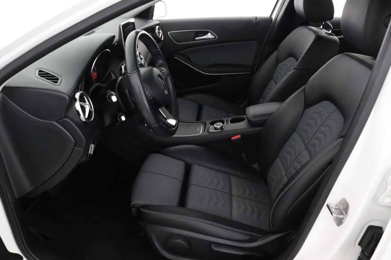 MERCEDES-BENZ GLA YLA-232 carousel image