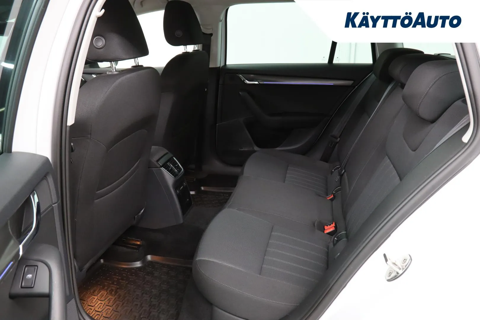 Skoda Octavia YLG-145 carousel image
