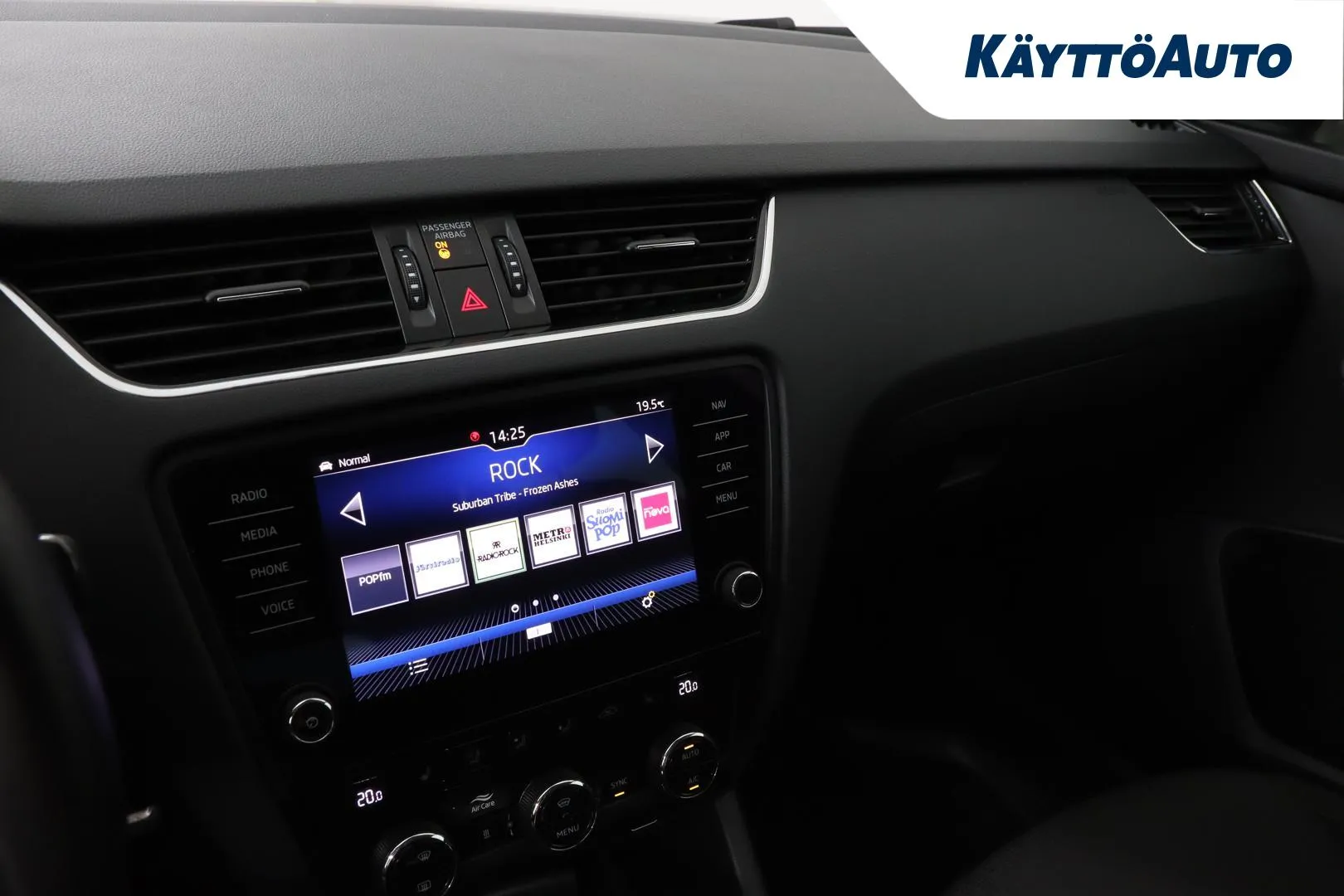 Skoda Octavia YLG-145 carousel image