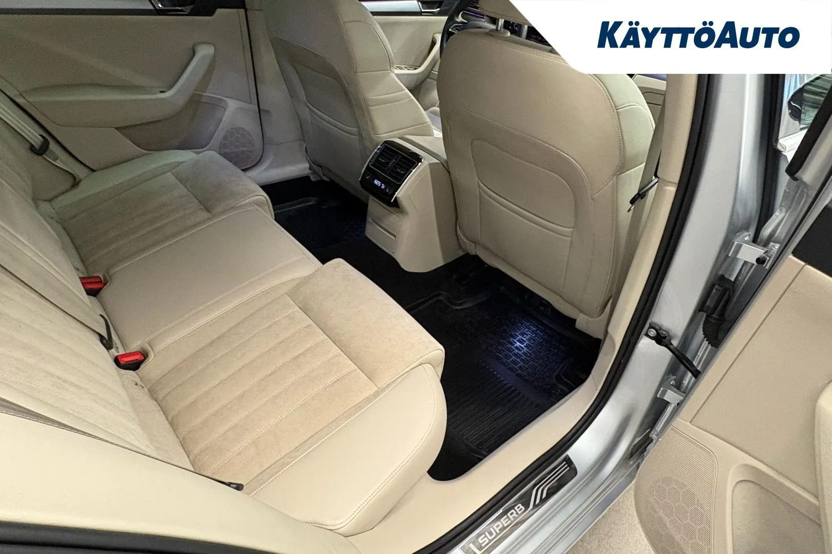 SKODA Superb FNM-893 carousel image