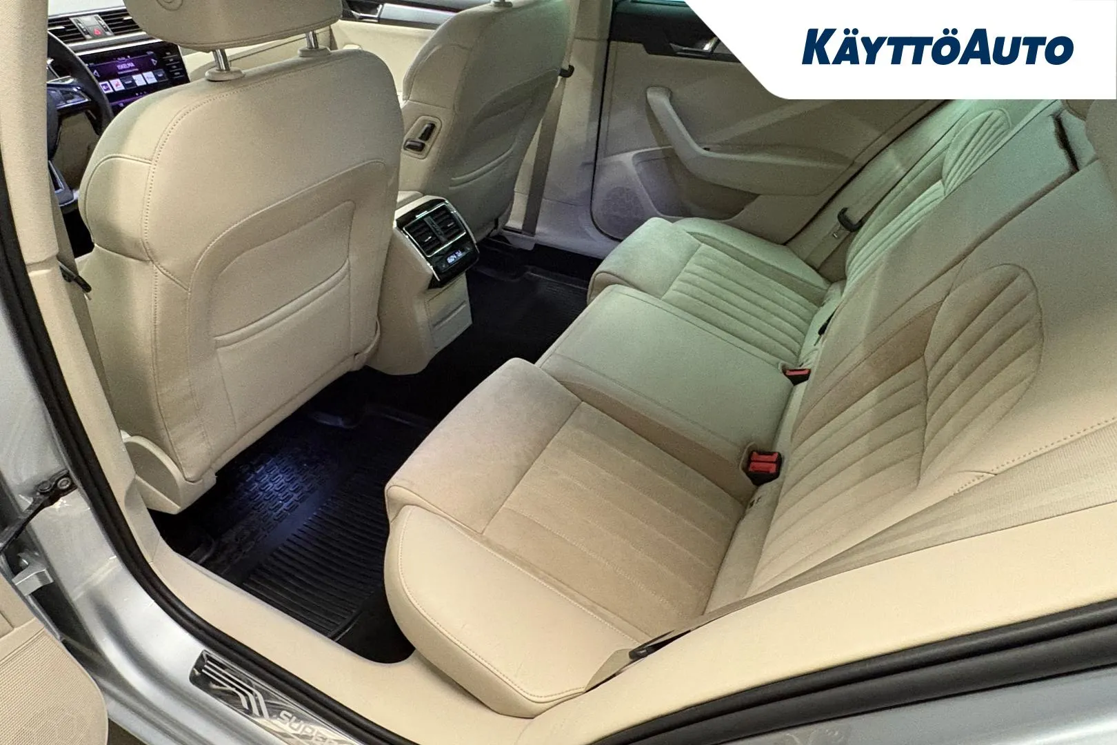 SKODA Superb FNM-893 carousel image