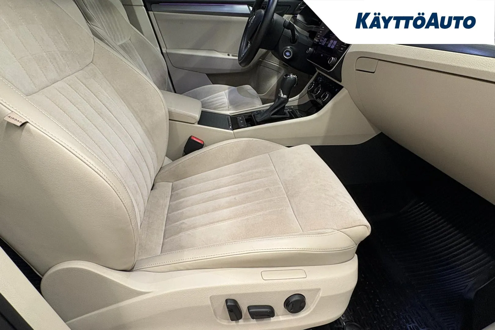 SKODA Superb FNM-893 carousel image