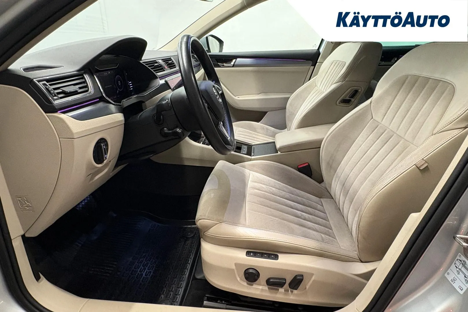 SKODA Superb FNM-893 carousel image