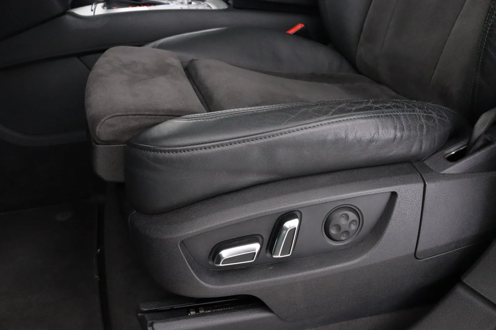 AUDI Q7 UYY-988 carousel image
