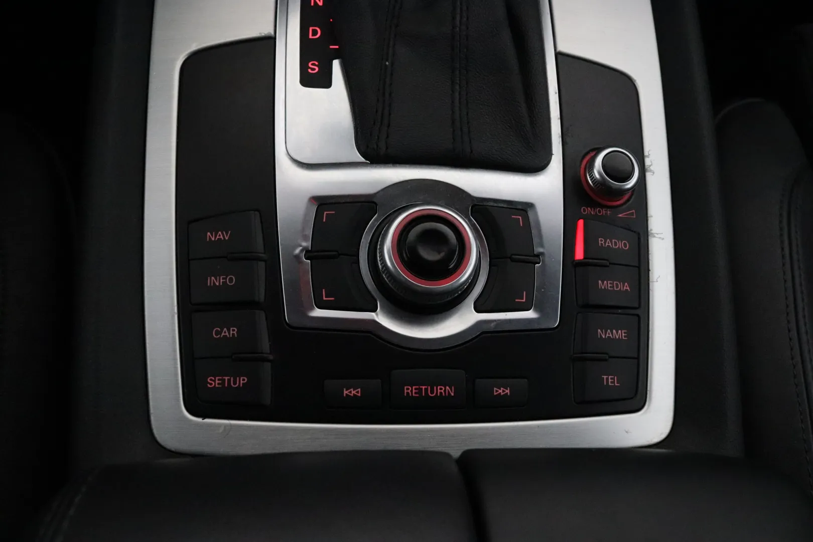 AUDI Q7 UYY-988 carousel image