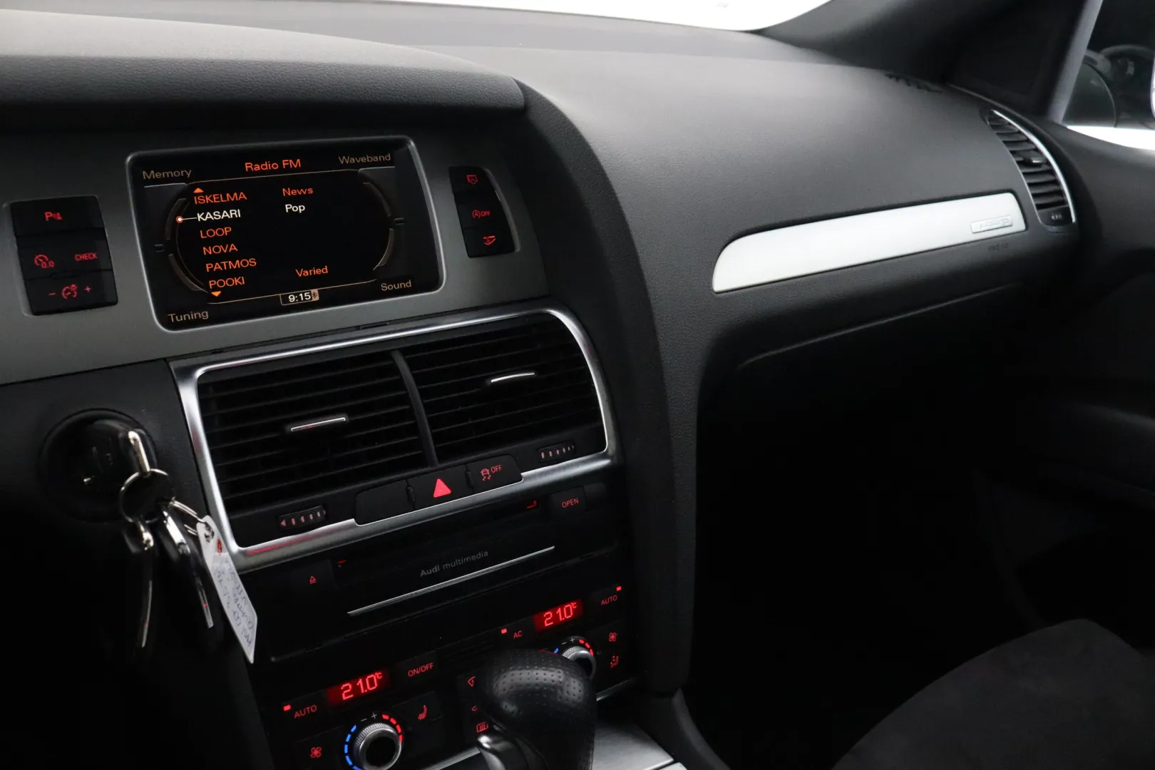 AUDI Q7 UYY-988 carousel image