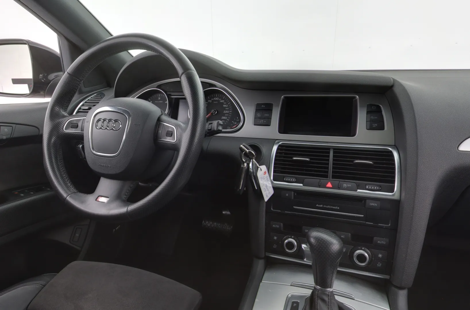 AUDI Q7 UYY-988 carousel image