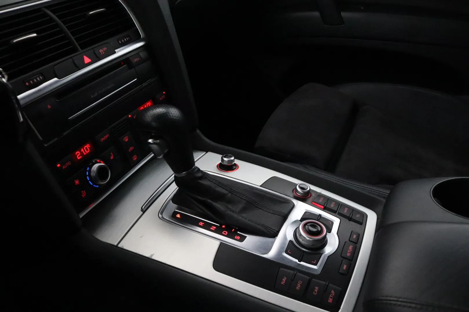 AUDI Q7 UYY-988 carousel image