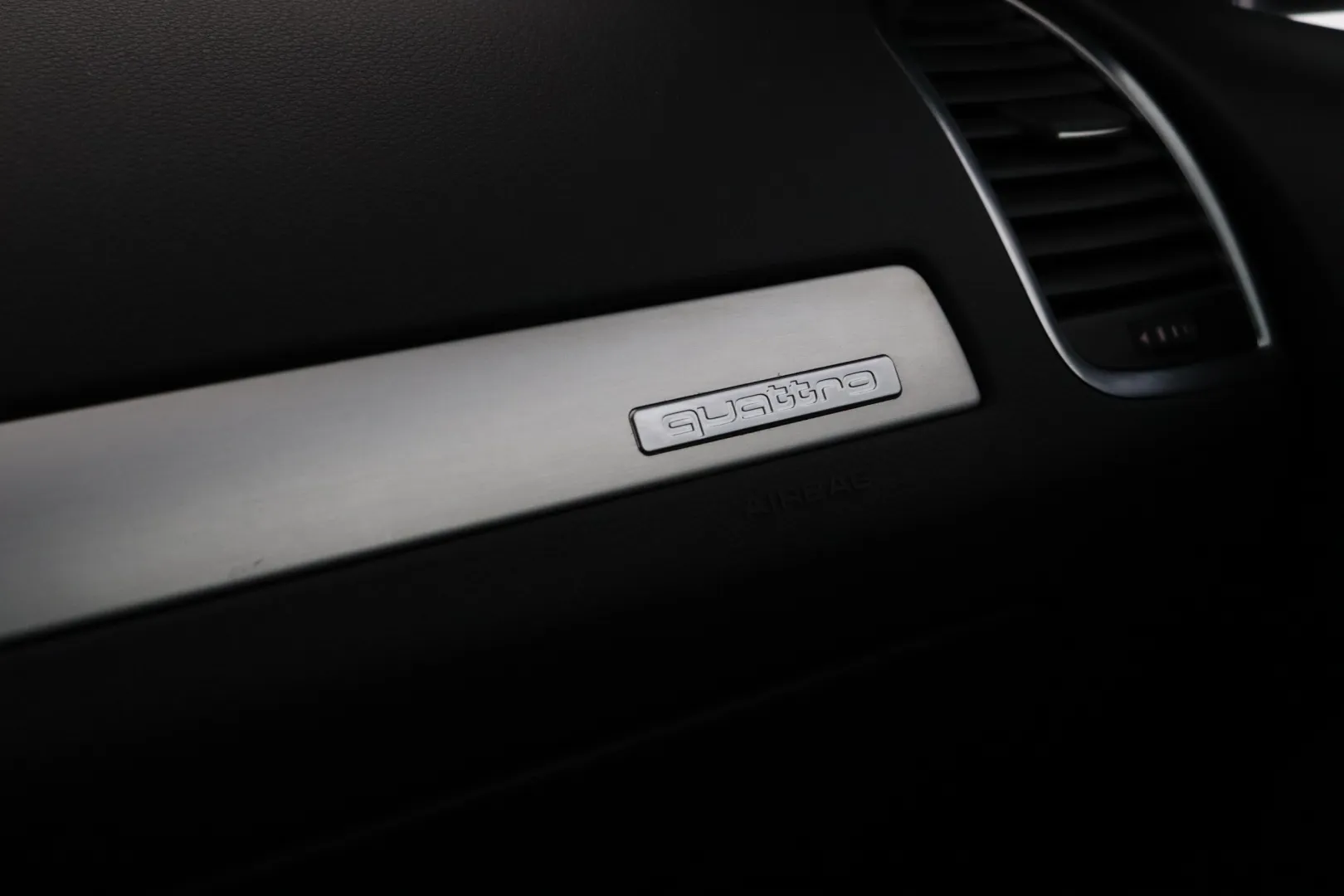 AUDI Q7 UYY-988 carousel image
