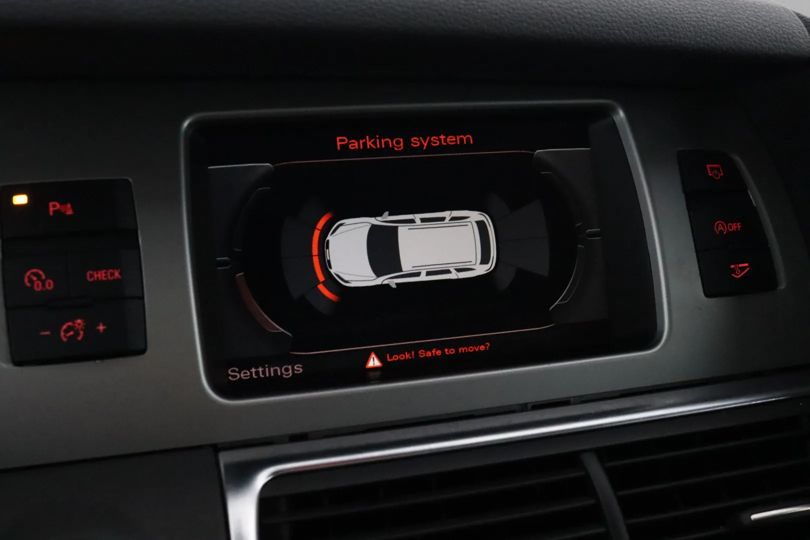AUDI Q7 UYY-988 carousel image