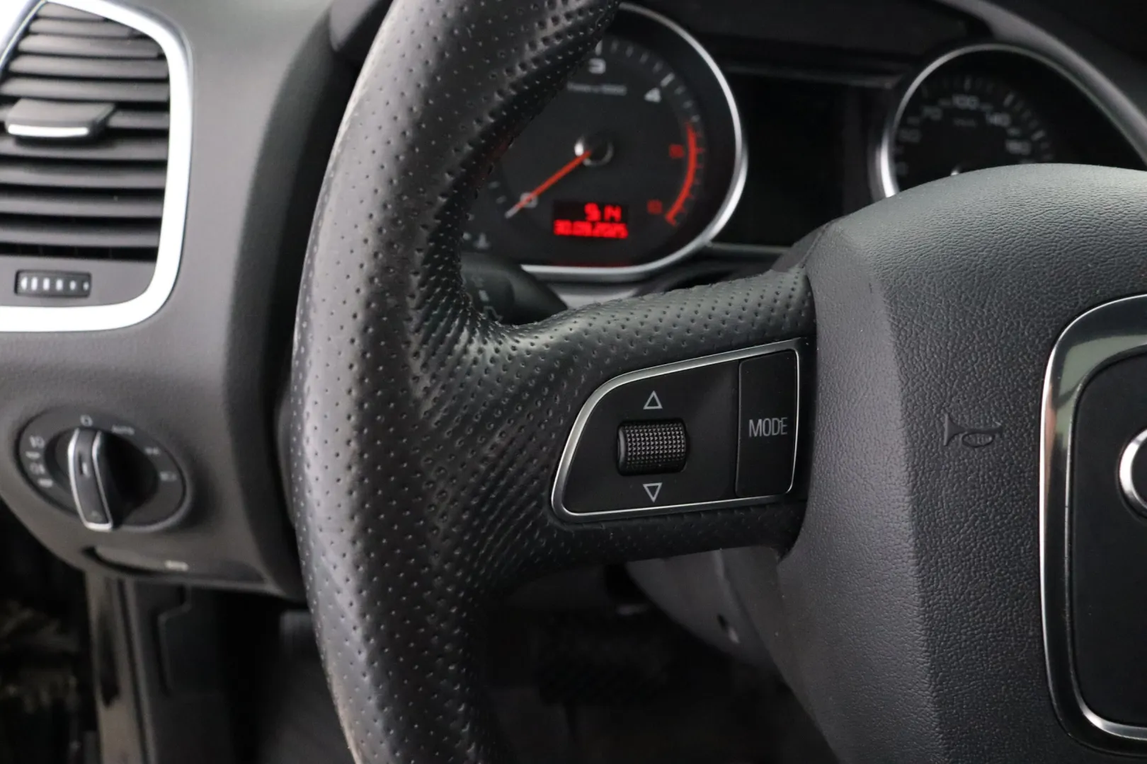 AUDI Q7 UYY-988 carousel image