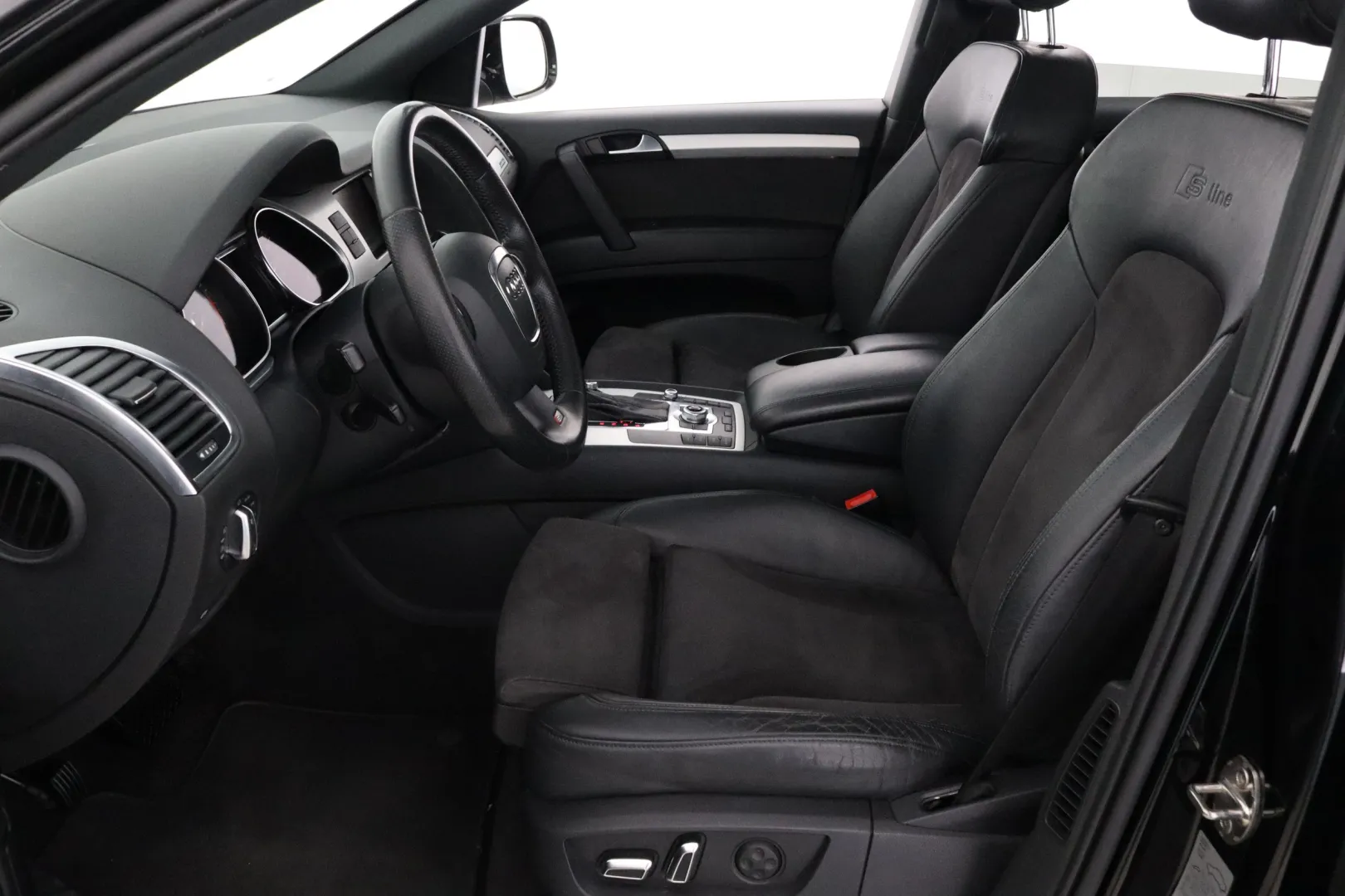 AUDI Q7 UYY-988 carousel image