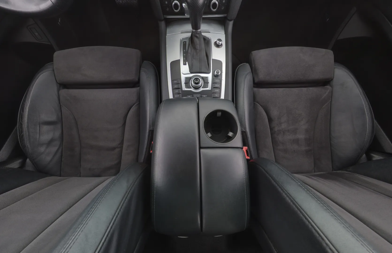 AUDI Q7 UYY-988 carousel image
