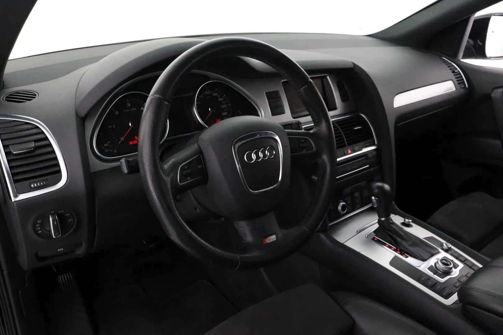 AUDI Q7 UYY-988 carousel image