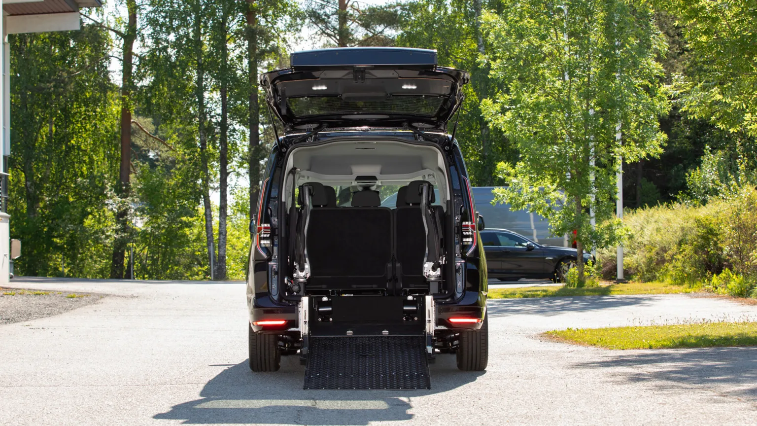 Volkswagen Caddy Maxi III-222 carousel image