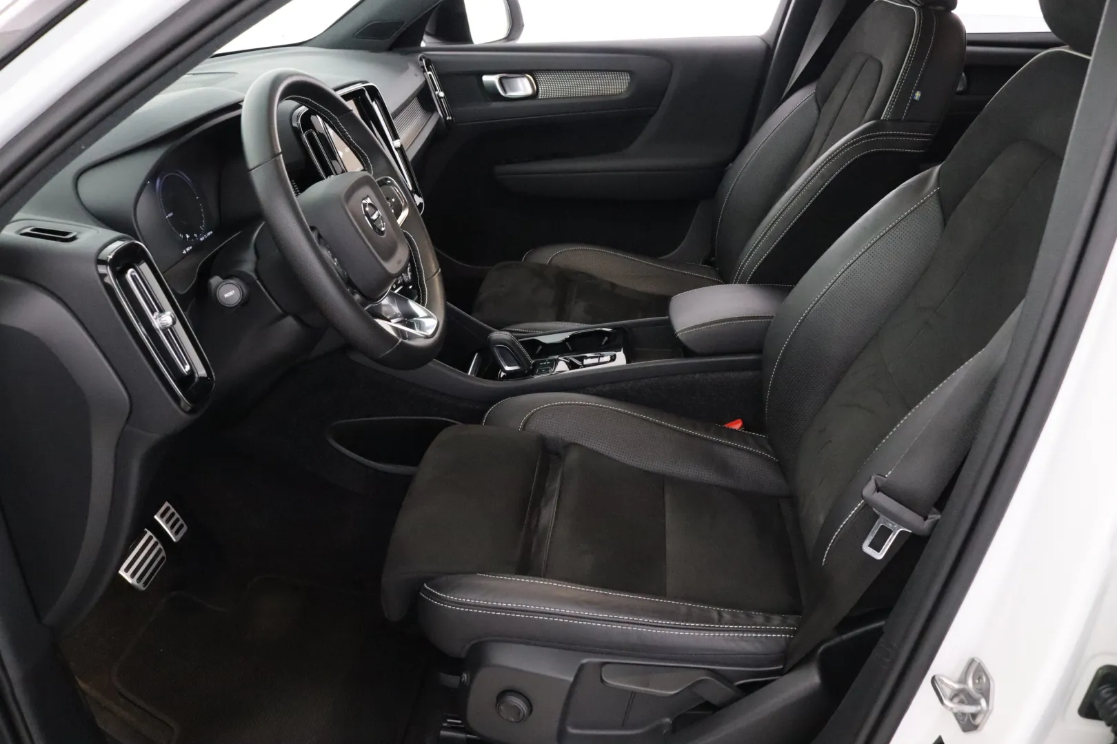 VOLVO XC40 SZF-848 carousel image