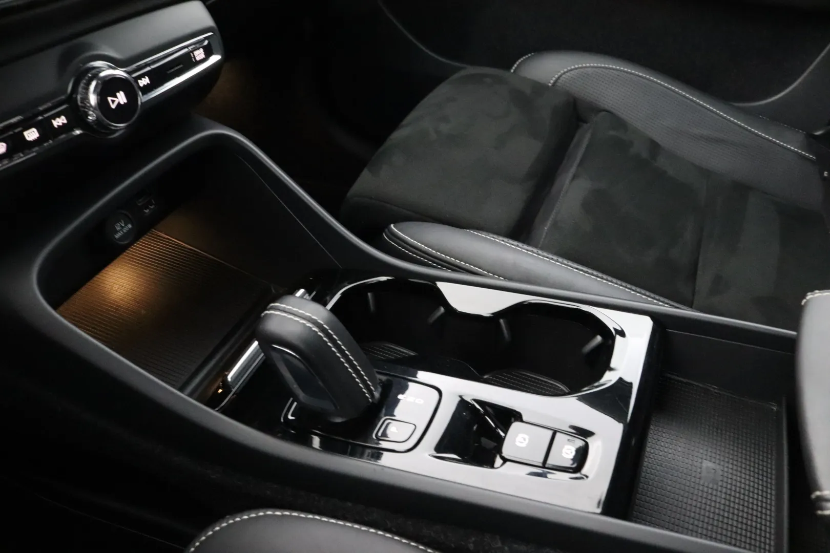 VOLVO XC40 SZF-848 carousel image