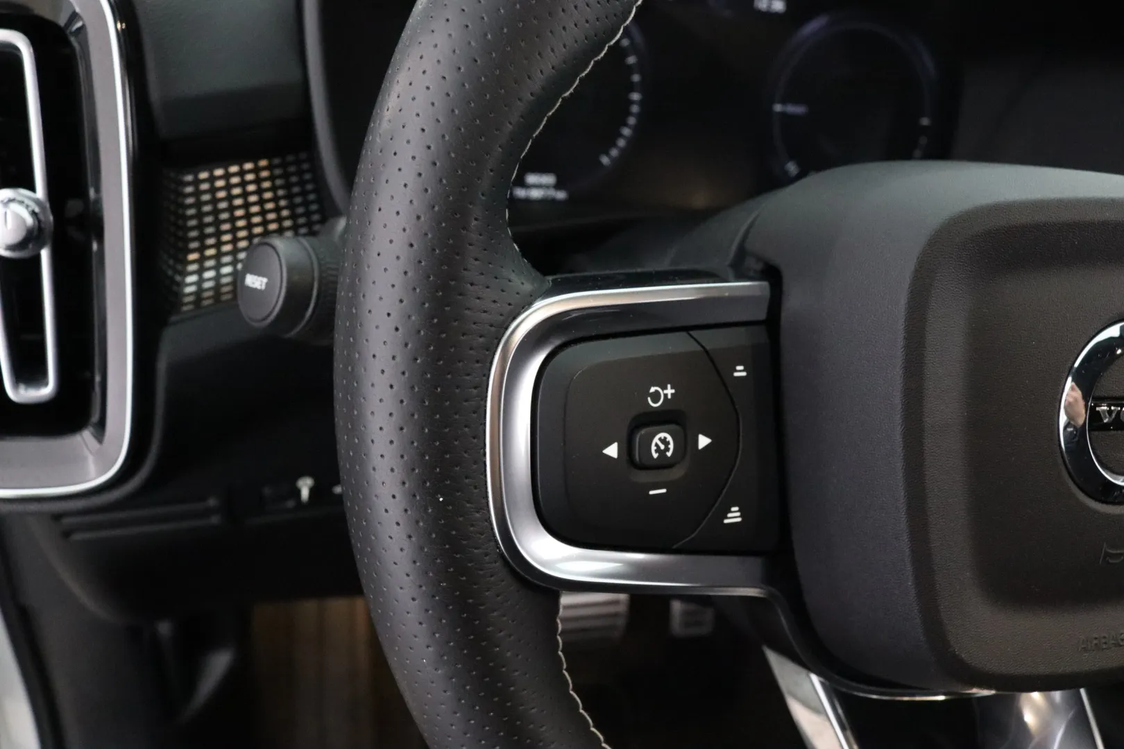 VOLVO XC40 SZF-848 carousel image