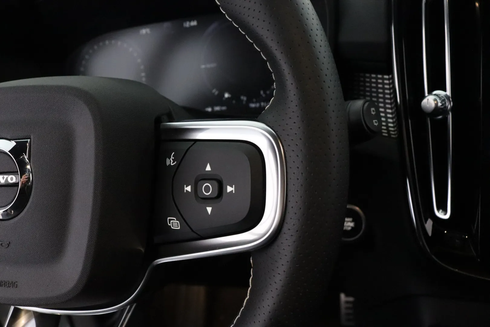 VOLVO XC40 SZF-848 carousel image