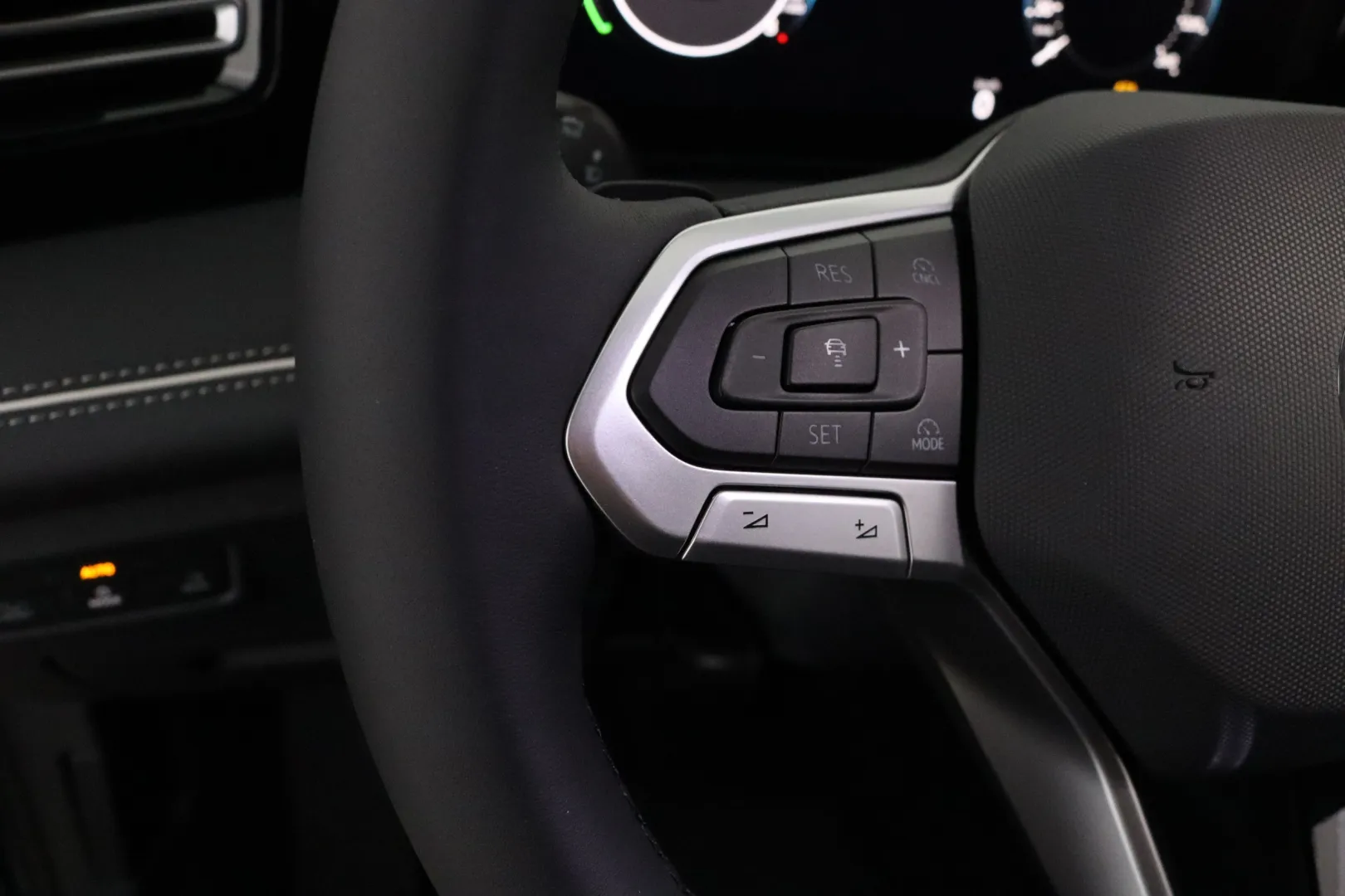 Volkswagen Tiguan GRP-198 carousel image
