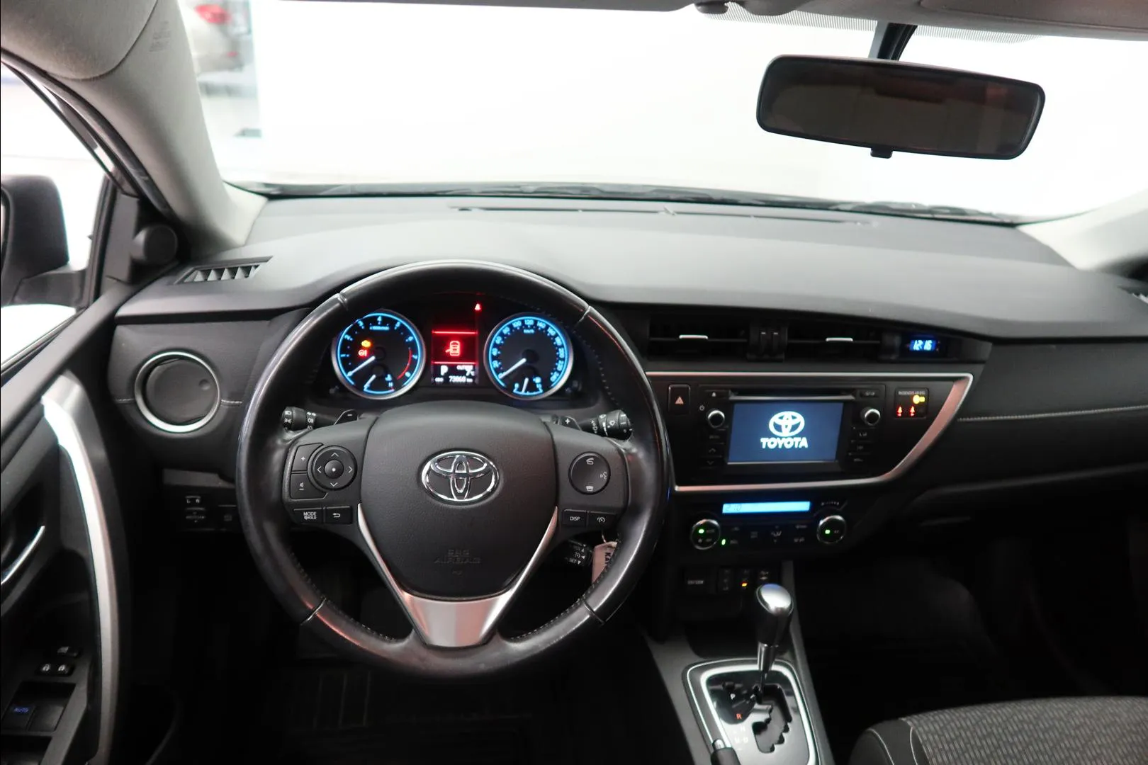 TOYOTA Auris TZL-933 carousel image