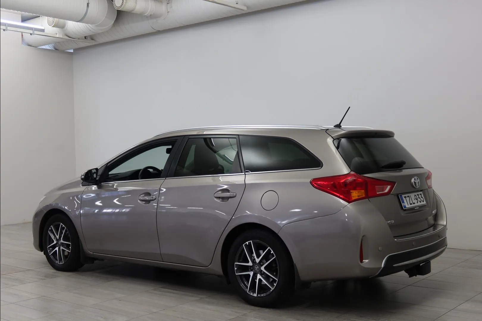 TOYOTA Auris TZL-933 carousel image