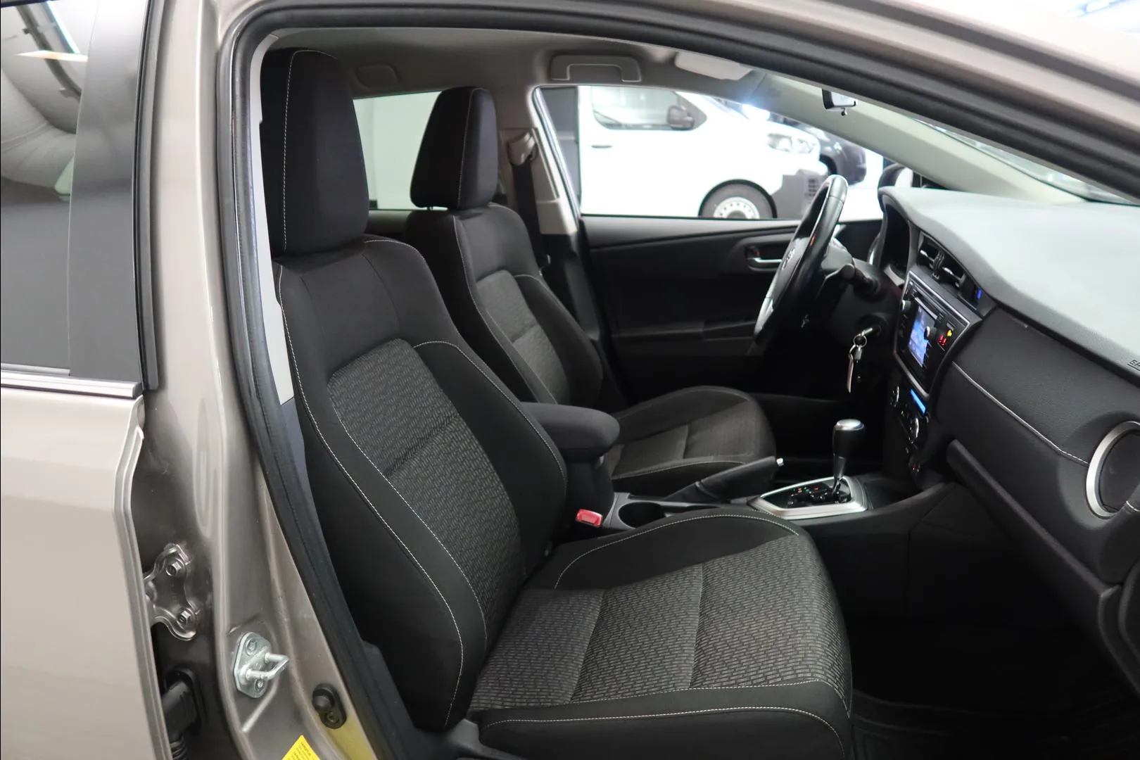 TOYOTA Auris TZL-933 carousel image