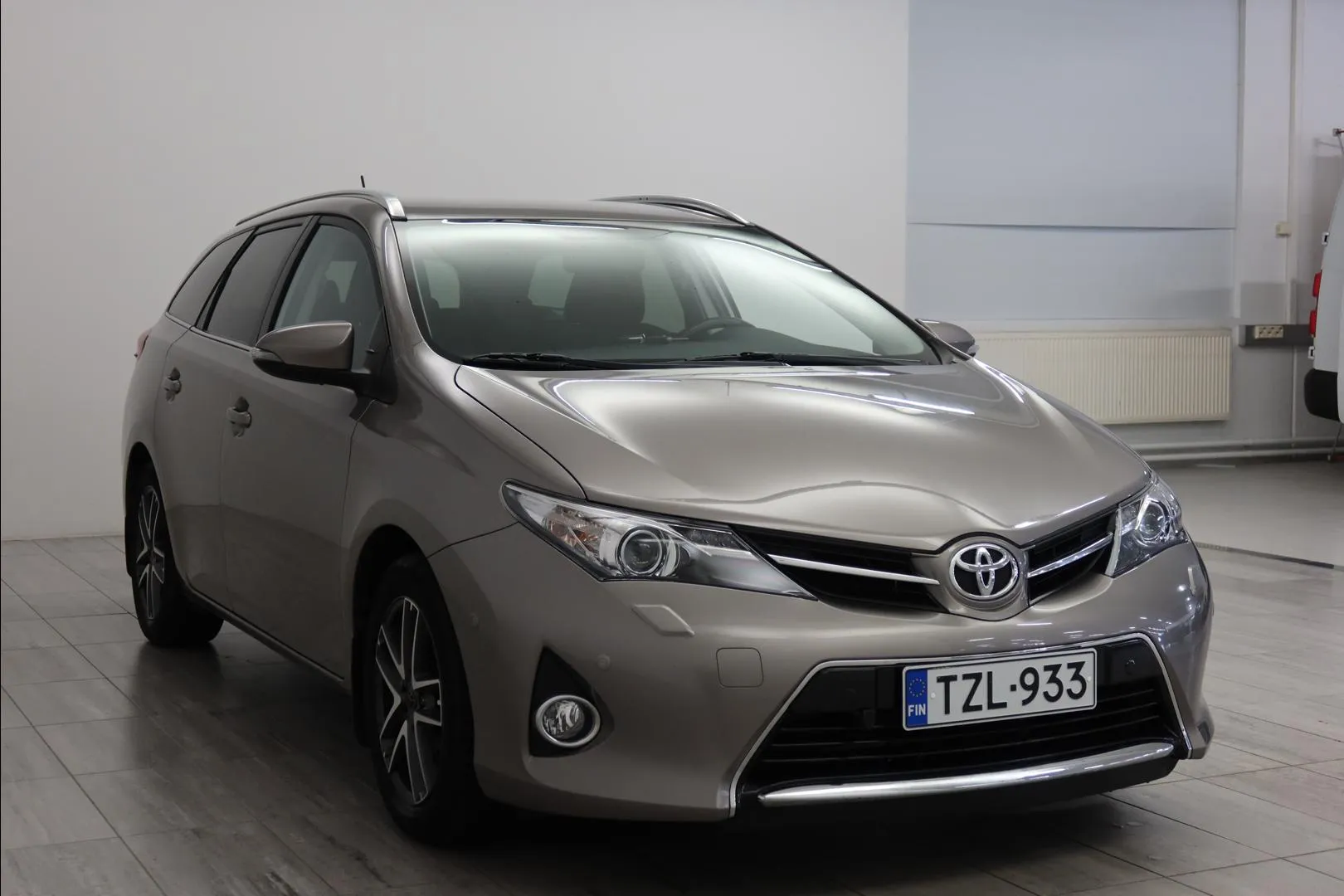 TOYOTA Auris TZL-933 carousel image