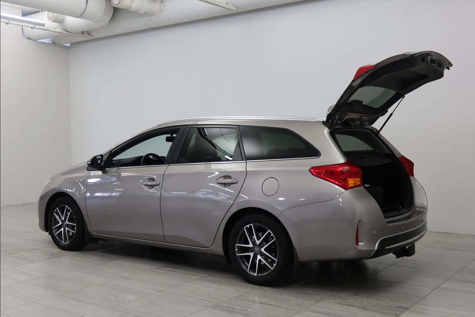 TOYOTA Auris TZL-933 carousel image
