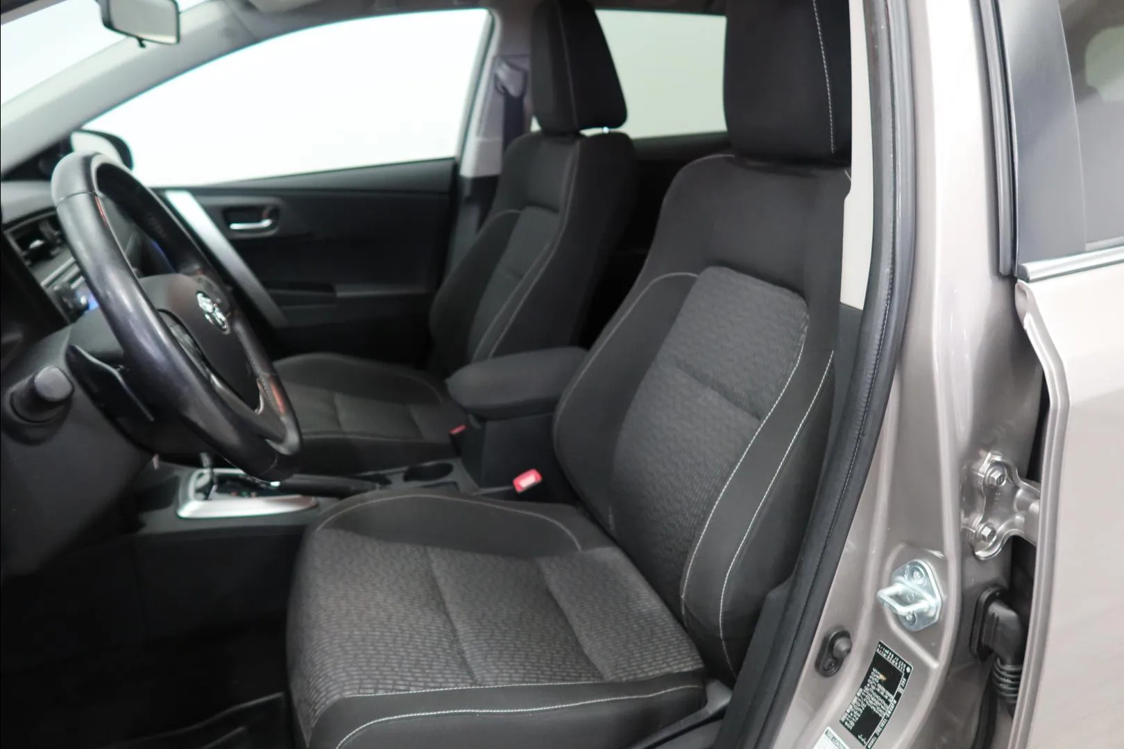 TOYOTA Auris TZL-933 carousel image