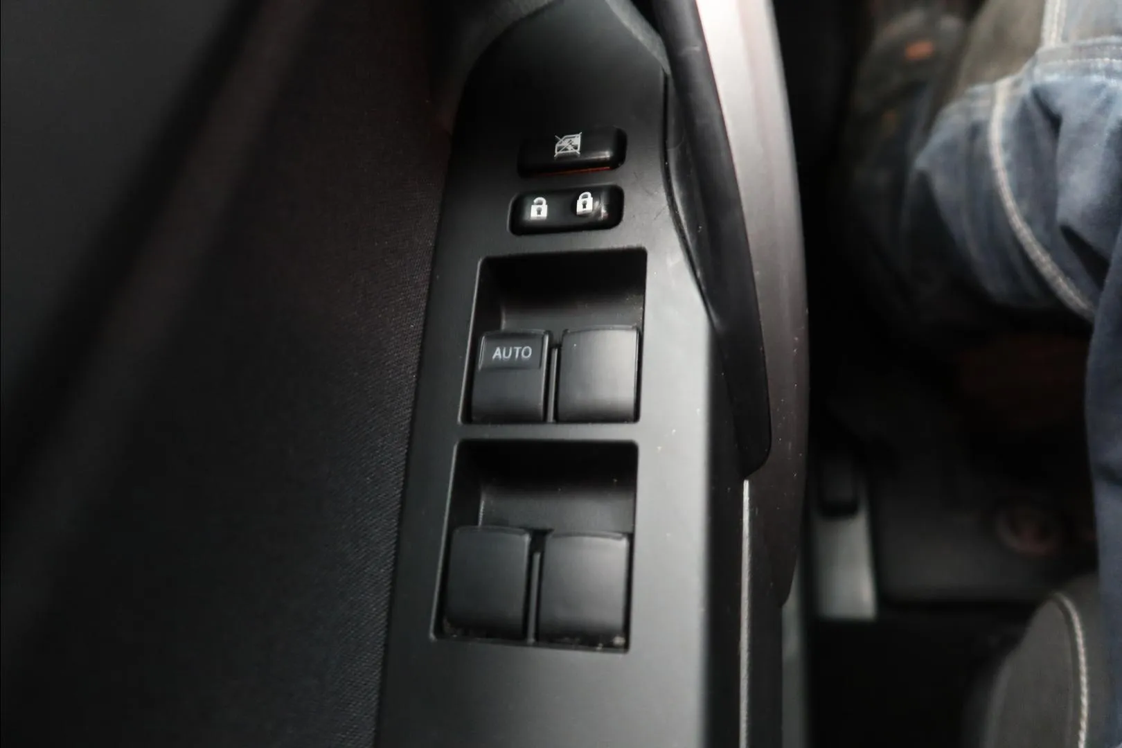 TOYOTA Auris TZL-933 carousel image