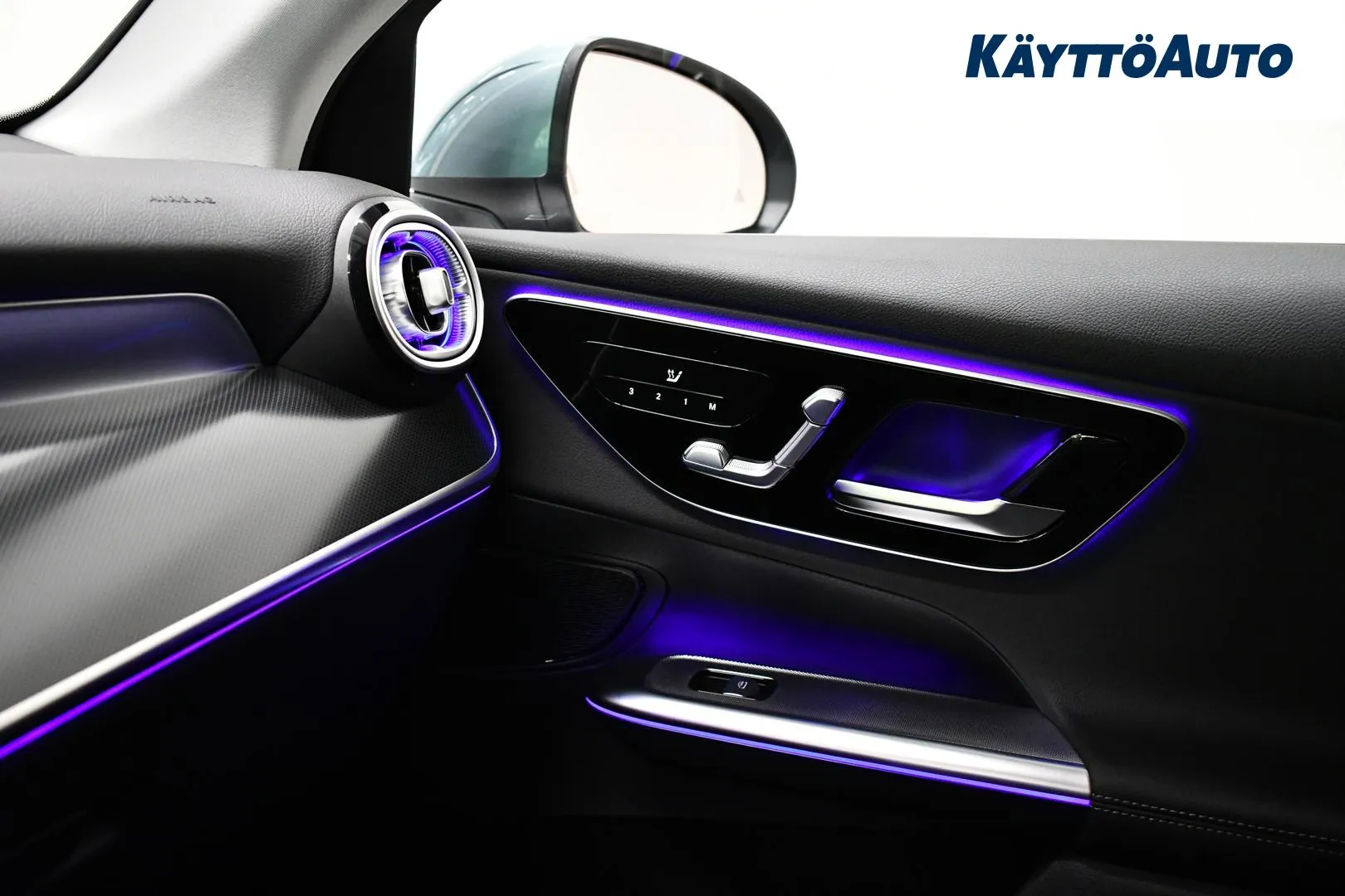 Mercedes-Benz GLC YYG-529 carousel image