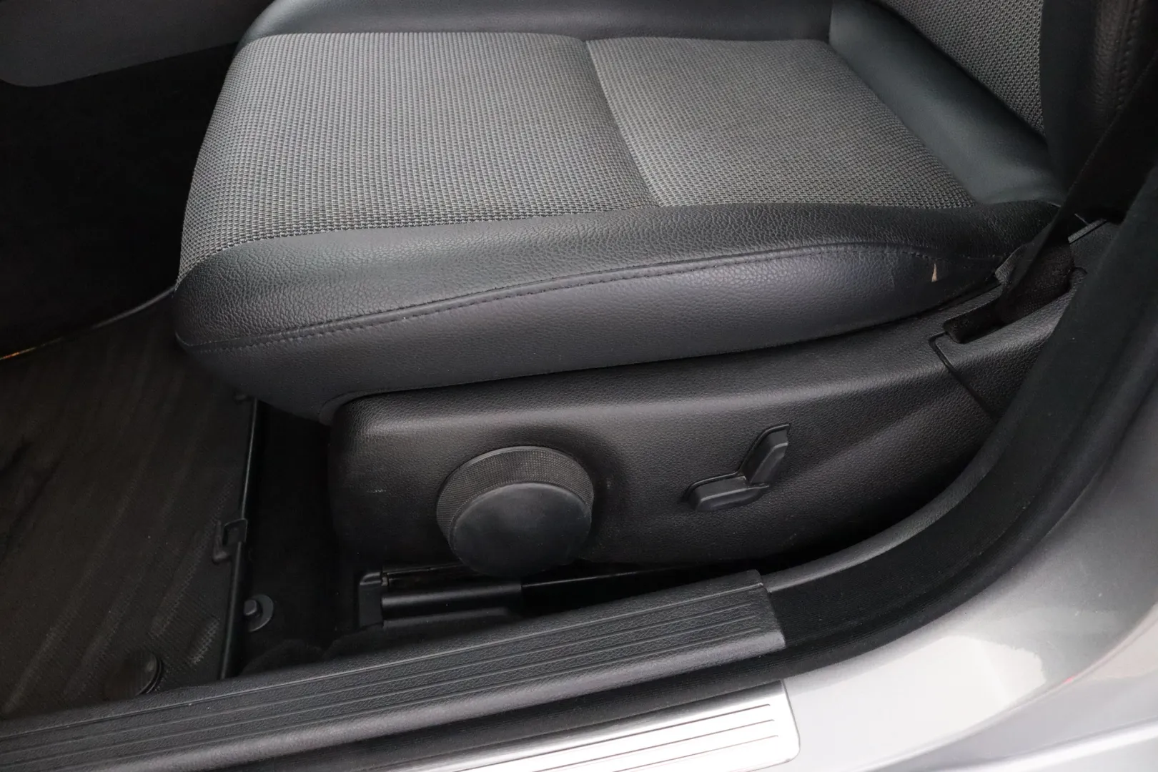 MERCEDES-BENZ C IXZ-528 carousel image