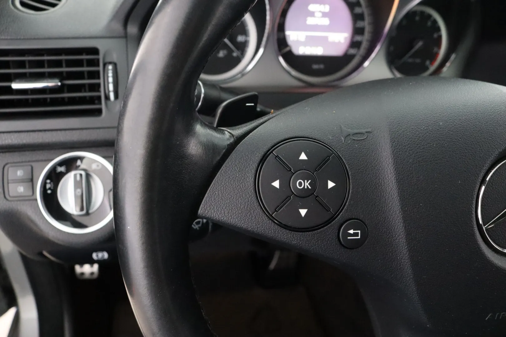 MERCEDES-BENZ C IXZ-528 carousel image
