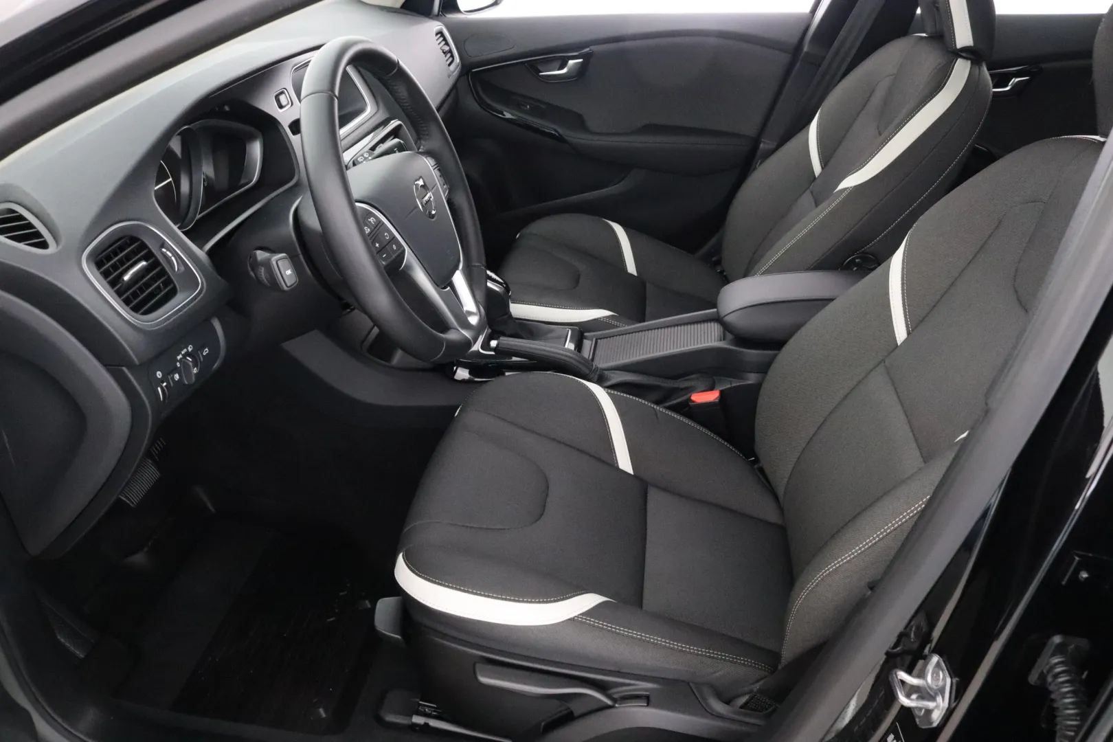 VOLVO V40 BXC-486 carousel image
