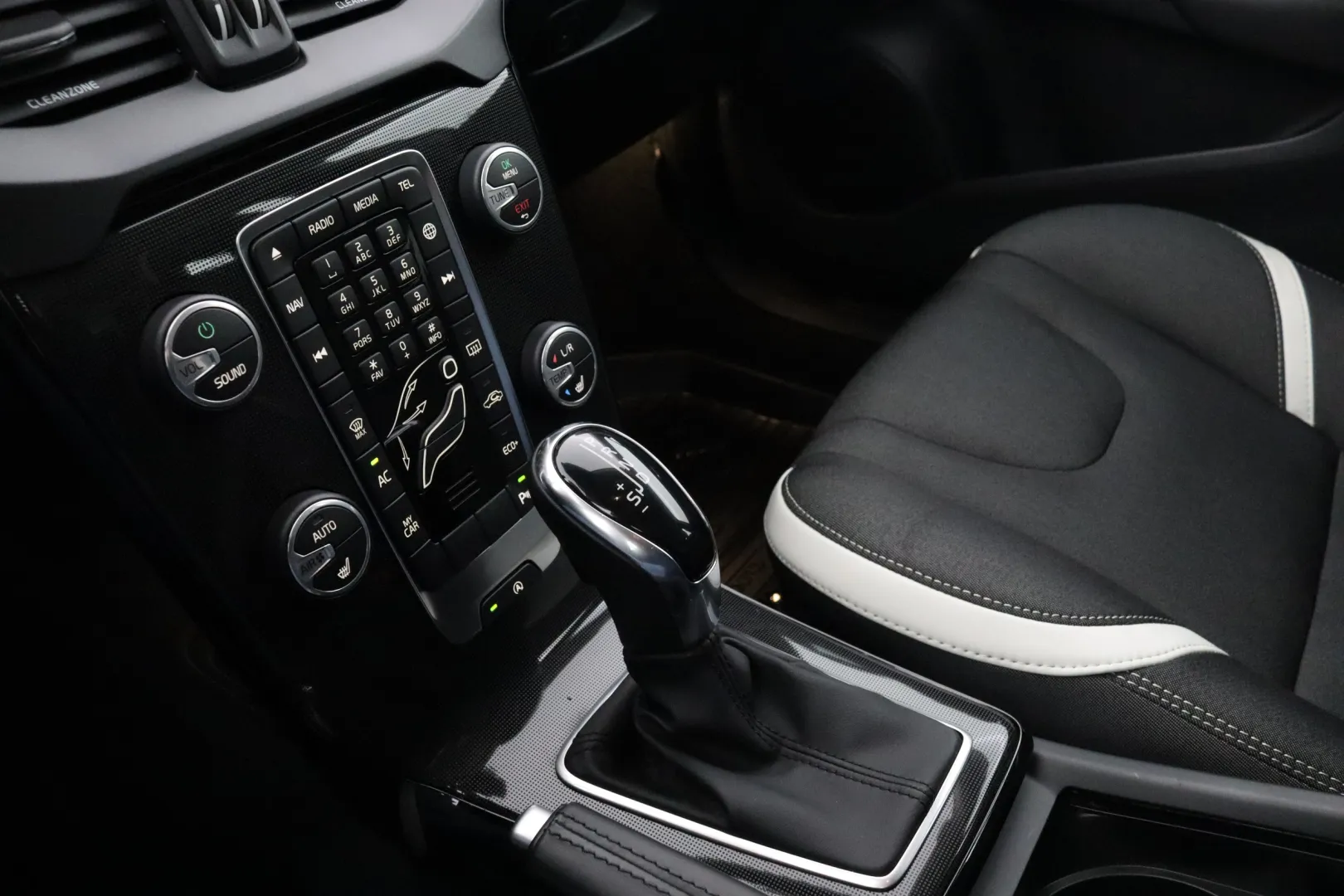 VOLVO V40 BXC-486 carousel image