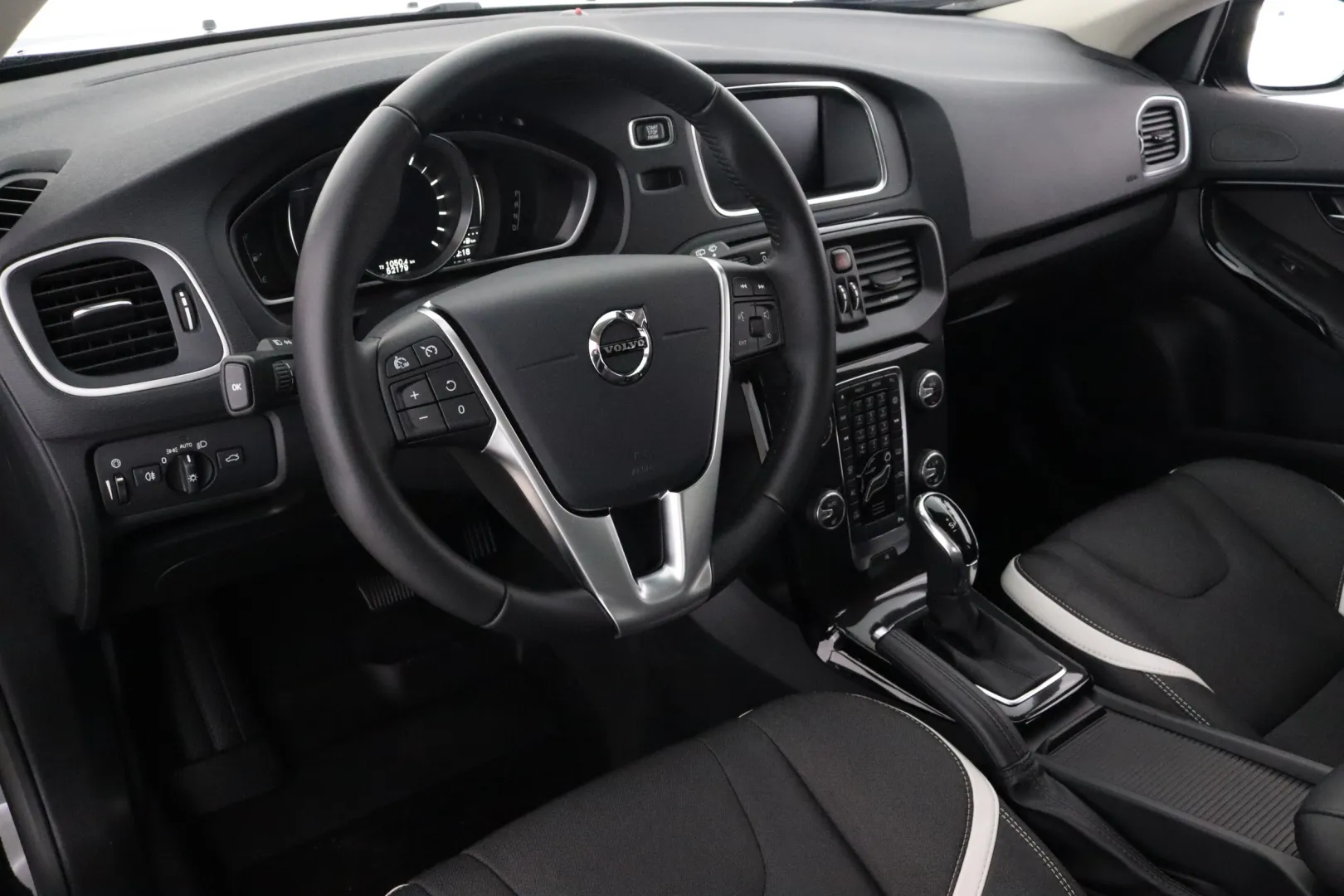 VOLVO V40 BXC-486 carousel image