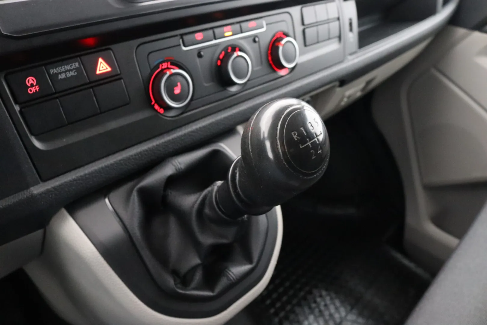 VOLKSWAGEN Transporter YJK-562 carousel image