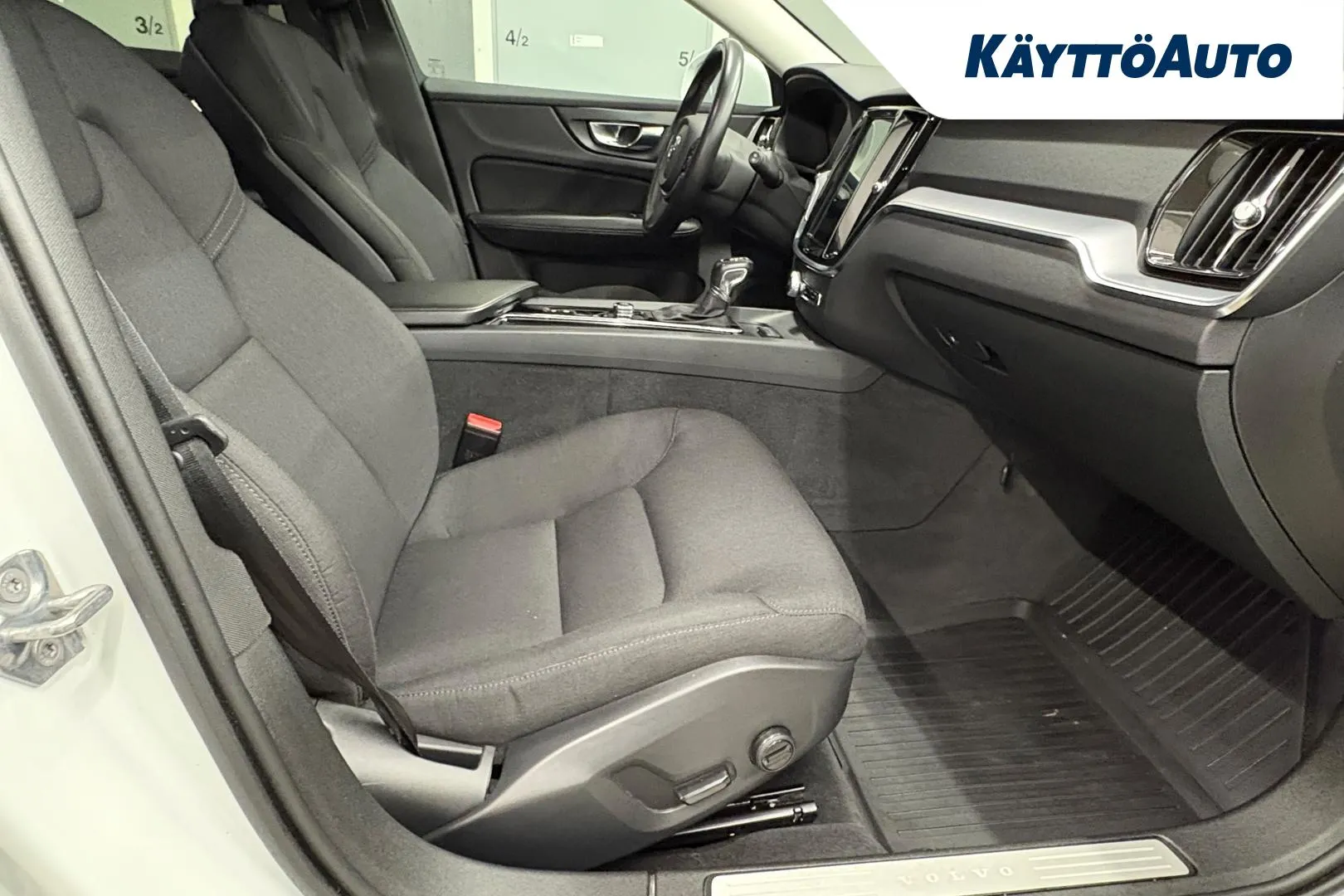 VOLVO V60 Cross Country XXC-326 carousel image