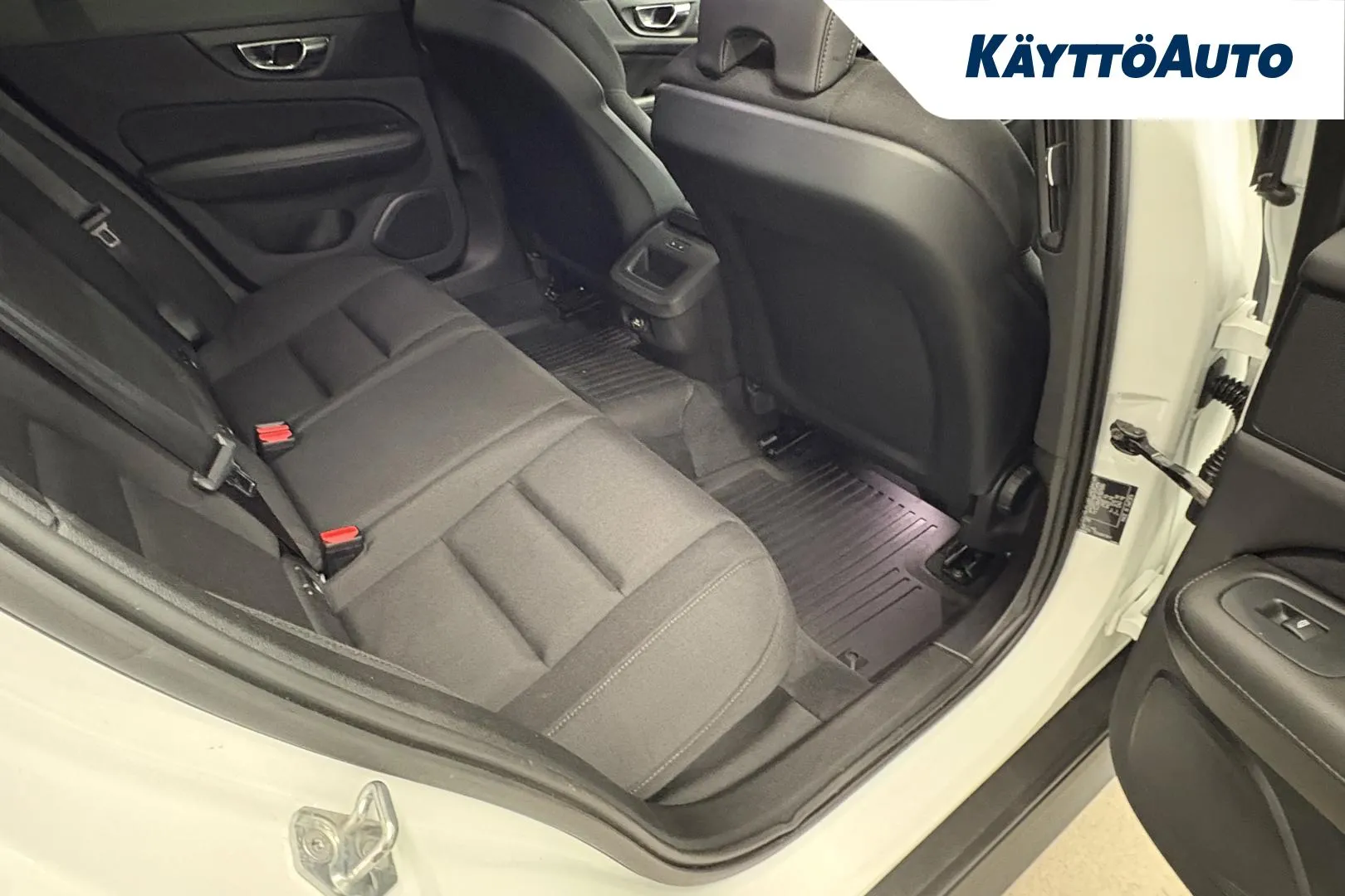 VOLVO V60 Cross Country XXC-326 carousel image