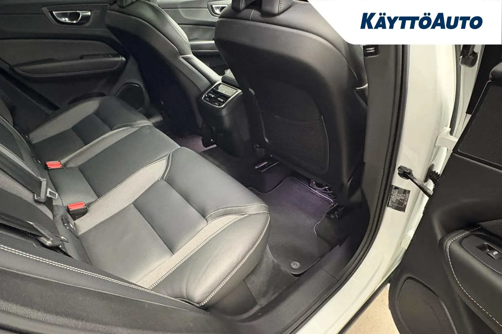VOLVO XC60 IPJ-185 carousel image