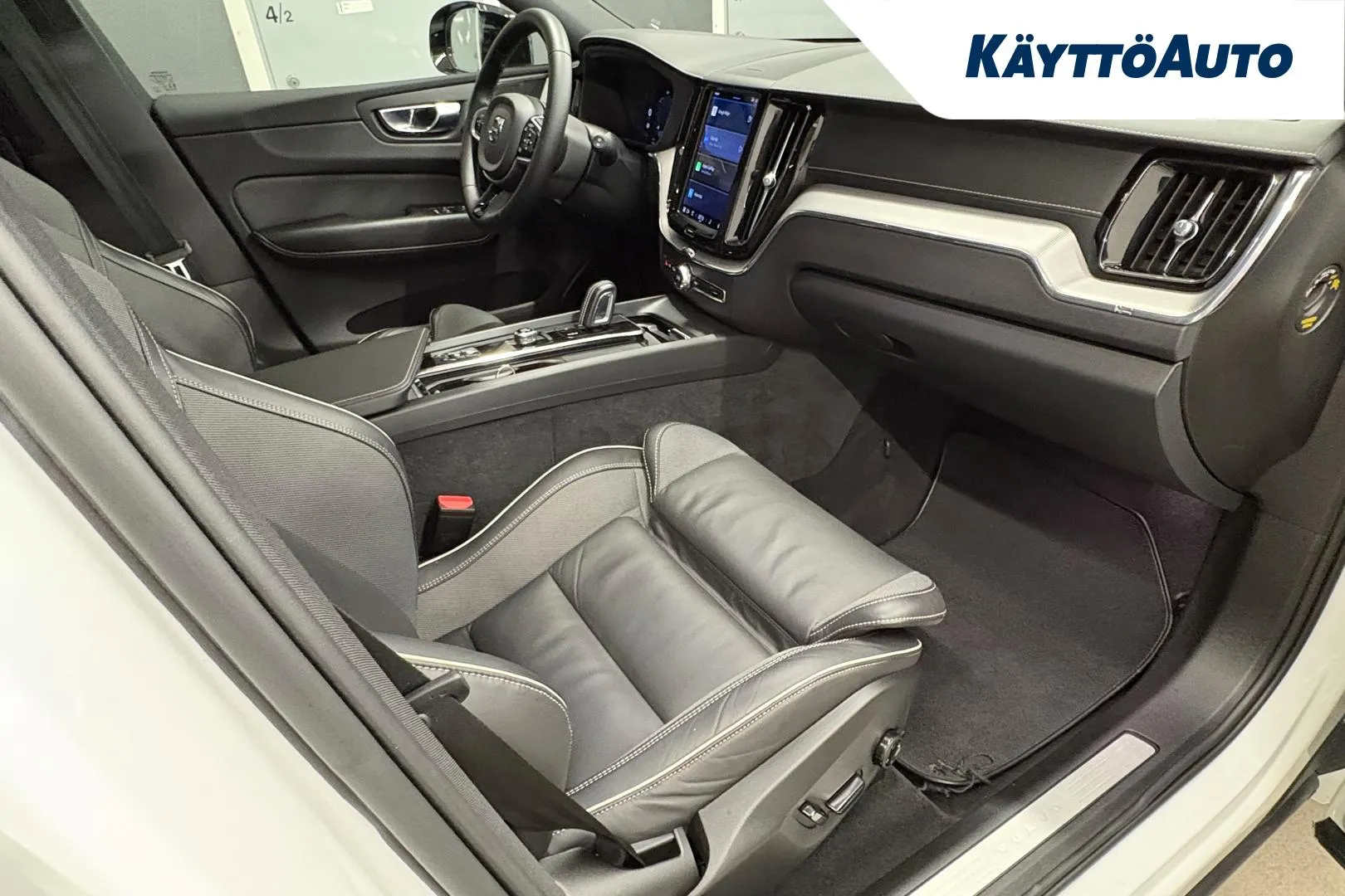 VOLVO XC60 IPJ-185 carousel image