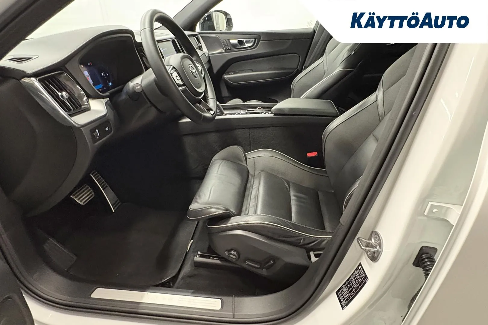 VOLVO XC60 IPJ-185 carousel image