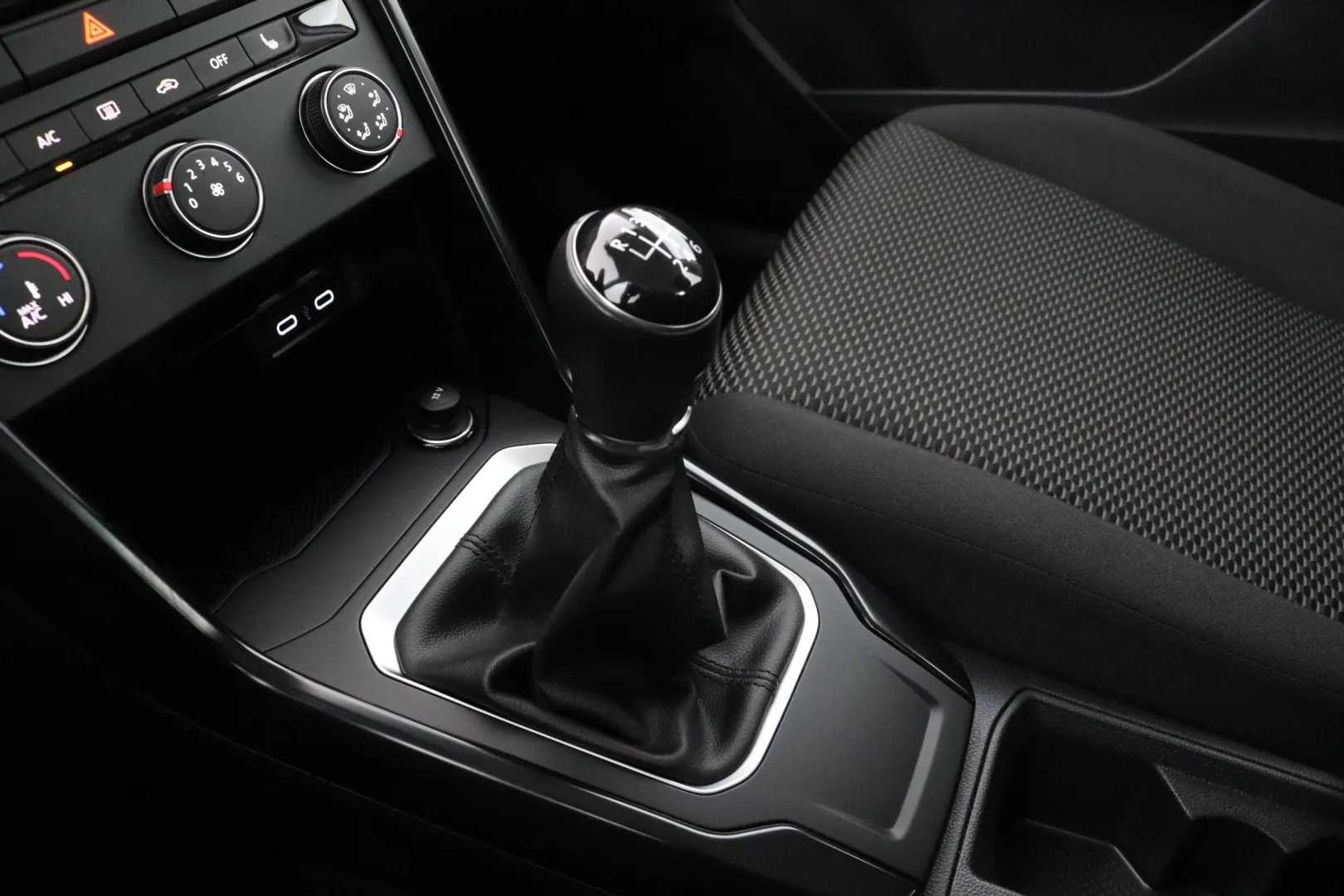 VOLKSWAGEN T-Roc FPO-194 carousel image
