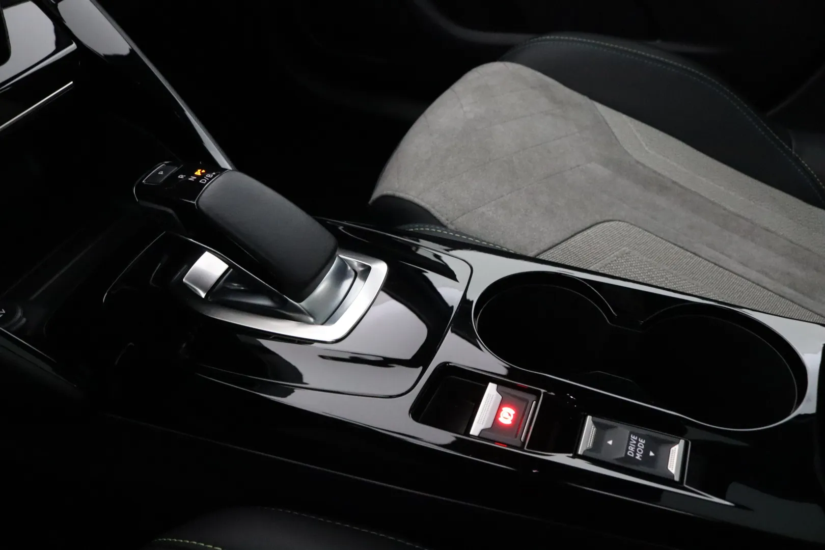 PEUGEOT e-208 OZA-853 carousel image