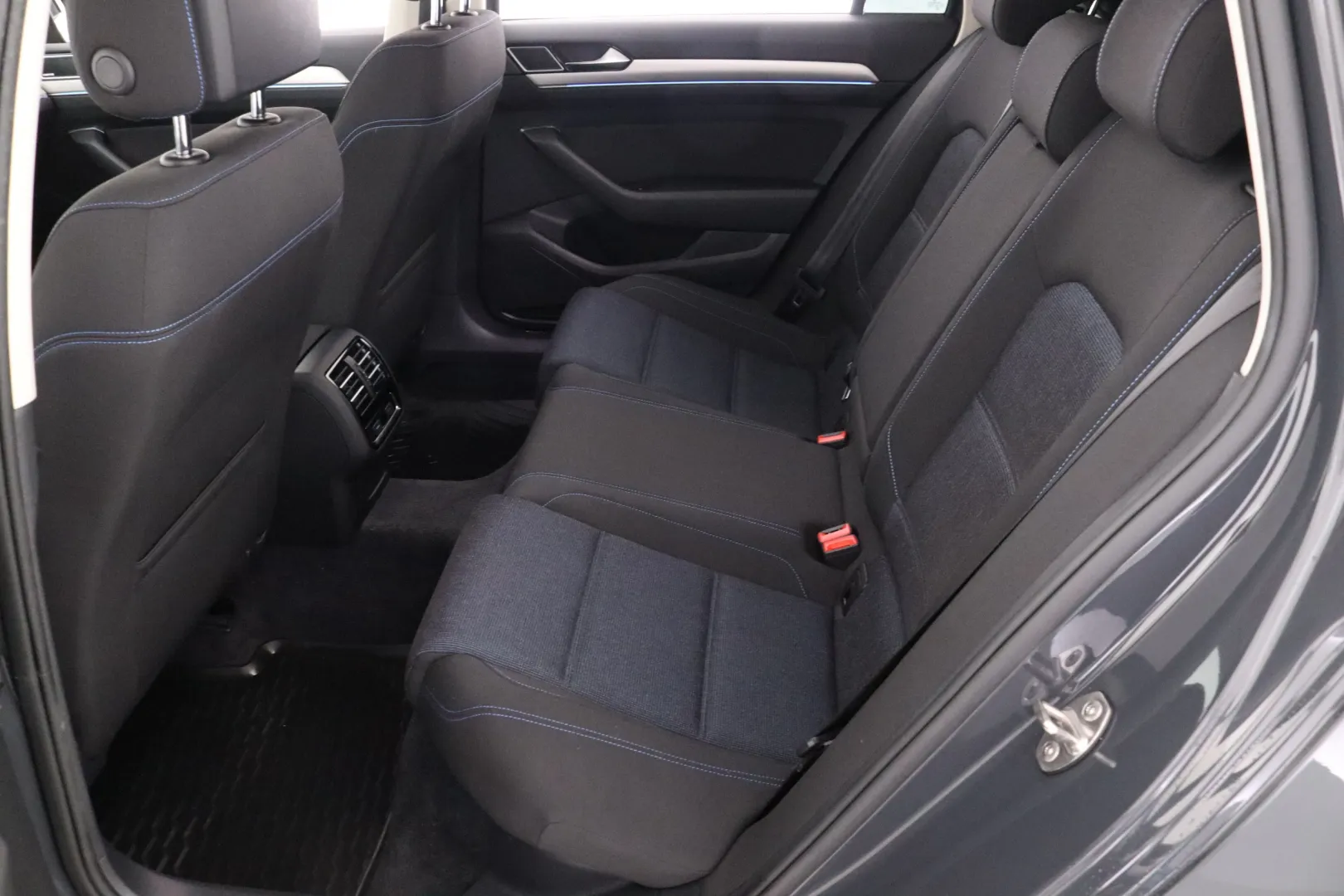 VOLKSWAGEN Passat ZLJ-153 carousel image