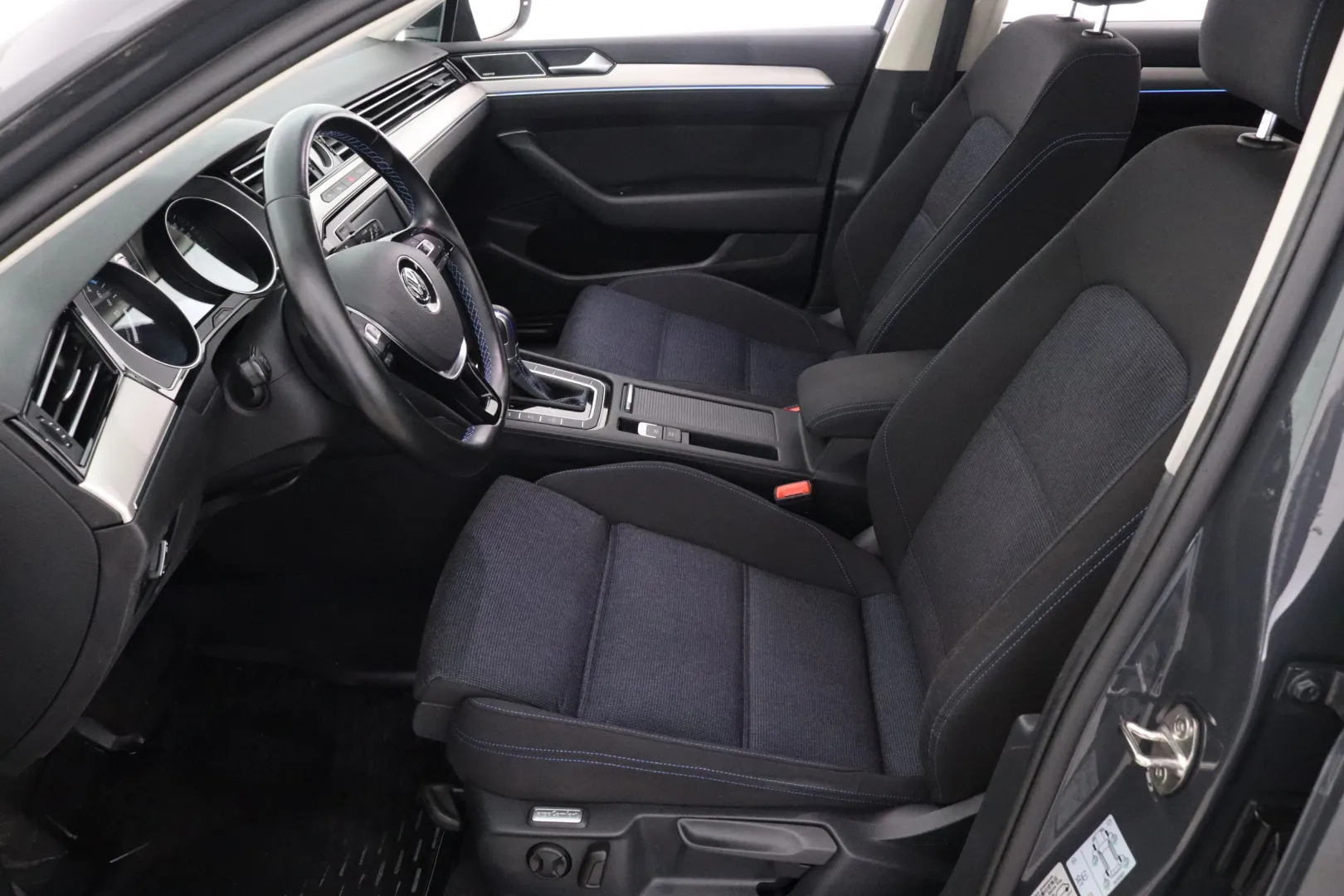 VOLKSWAGEN Passat ZLJ-153 carousel image