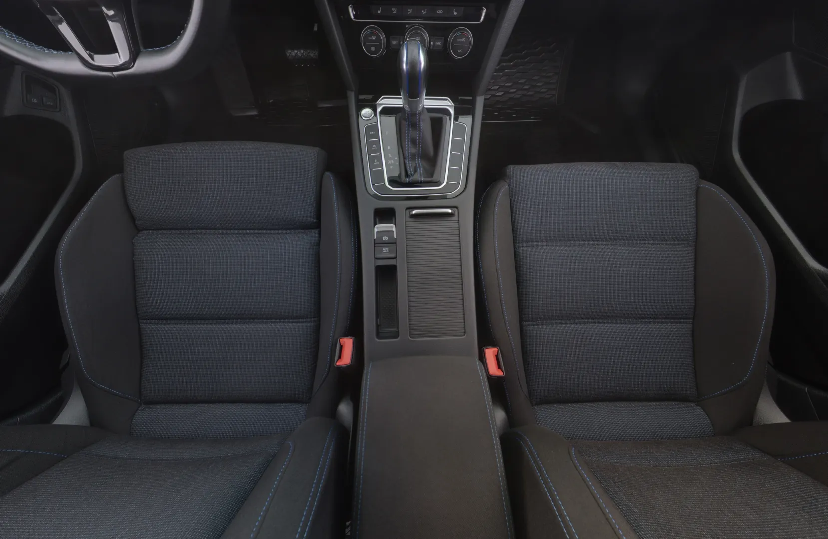 VOLKSWAGEN Passat ZLJ-153 carousel image